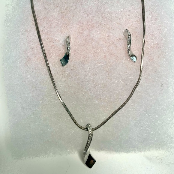 Diamond encrusted “ribbon” necklace and earring set - Picture 1 of 2